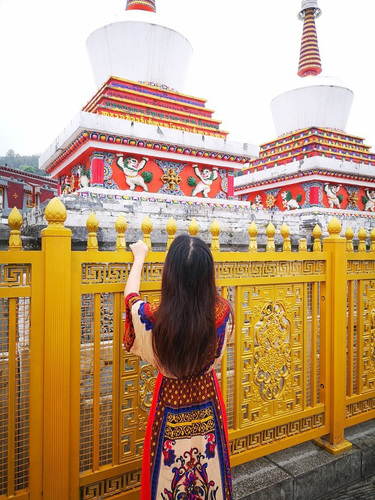 塔爾寺旅拍半日游，專業攝影師跟拍，圖片后期精修，藏裝造型，攝影時間長超3小時，拍攝場景多等