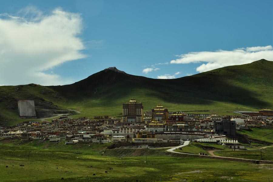贡萨寺位于距青海省玉树藏族自治州治多县城西9公里,海拔4300米的嘉吉