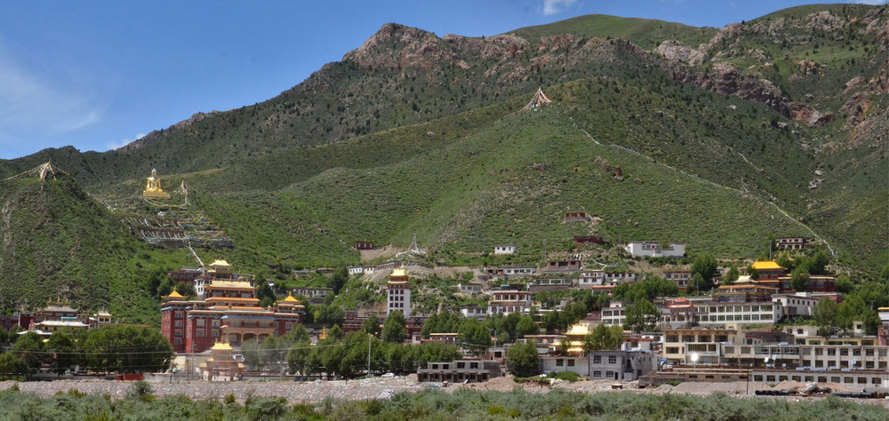 觉拉寺:位于距囊谦县城香达镇80多公里的觉拉乡境内的觉拉吉江山旁